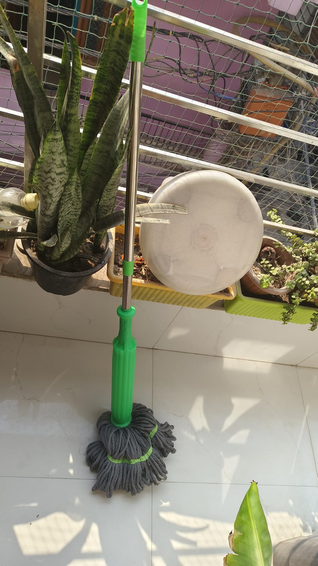 Self-twisting Water Rotating Mop