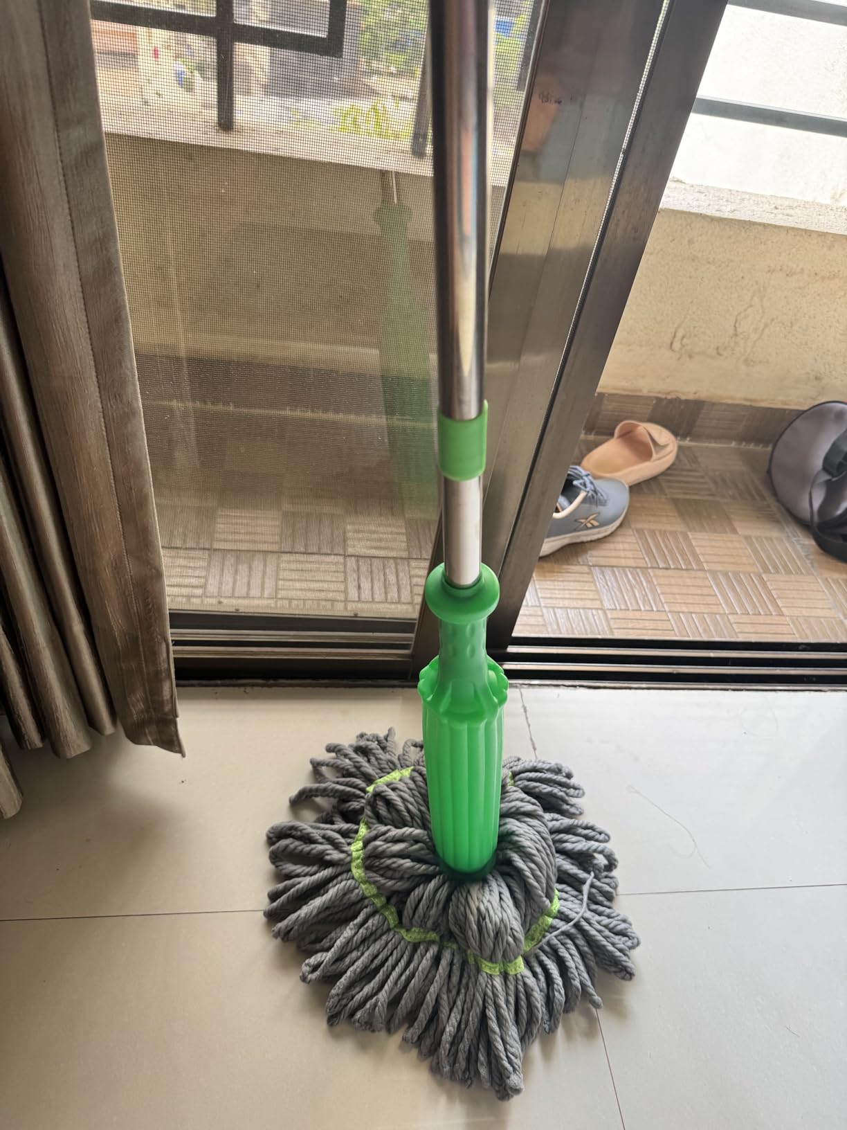 Self-twisting Water Rotating Mop